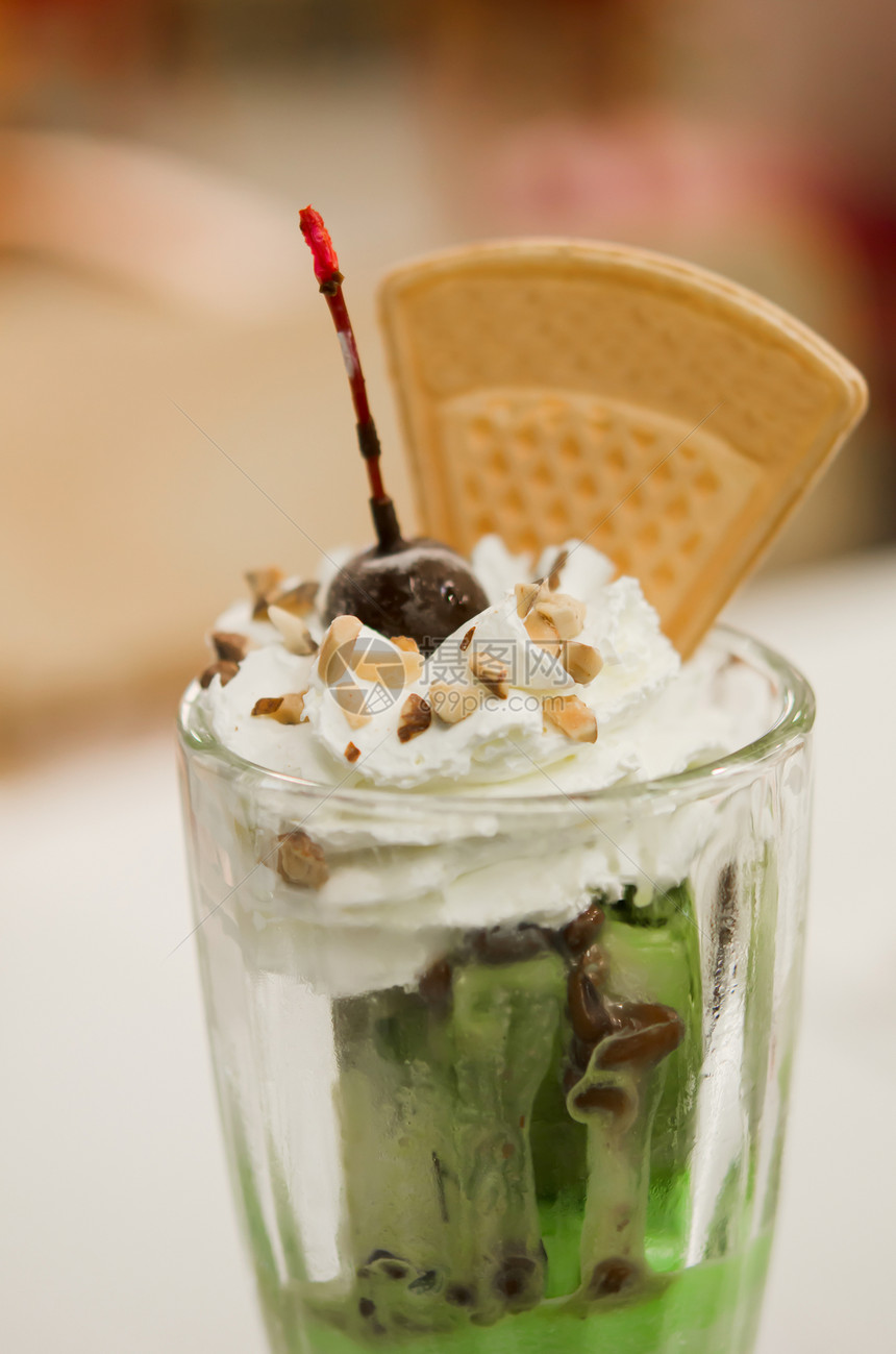 绿色茶叶冰淇淋红色花生美食白色食物图片