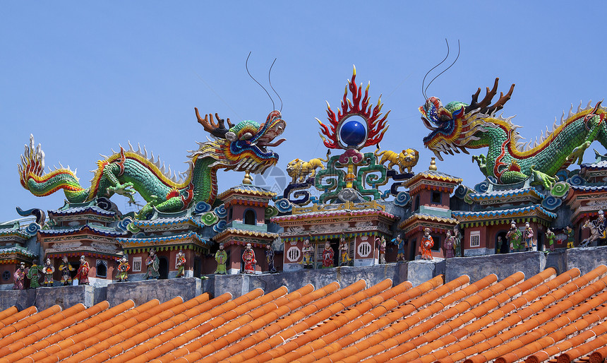 中国寺庙屋顶上多彩的神像草地旅行叶子天空栏杆历史公园场景文化衬套图片