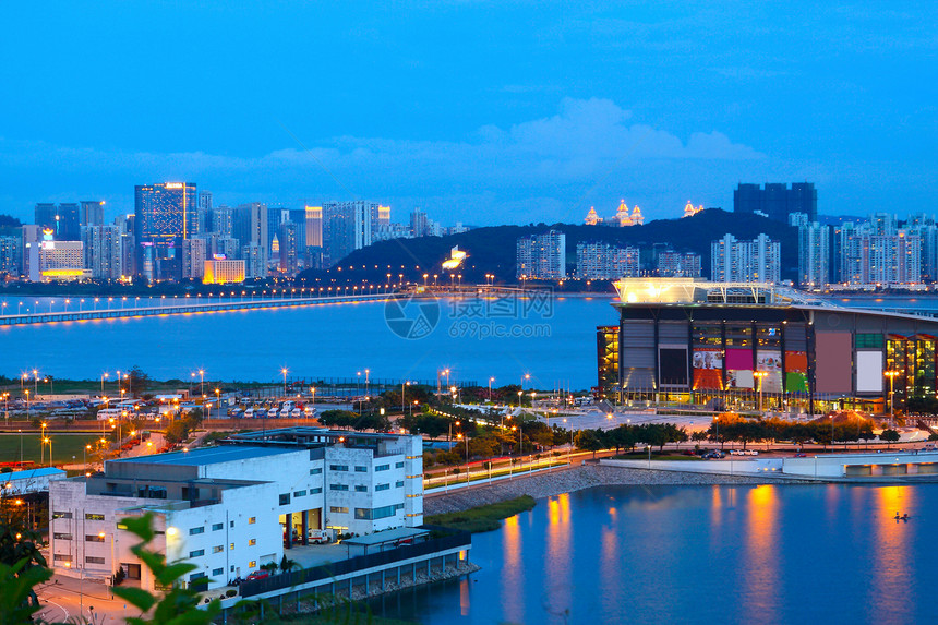 夜里市风与著名的旅行塔 在澳门河附近海浪建筑学市中心摩天大楼城市蓝色建筑天空建造地标图片