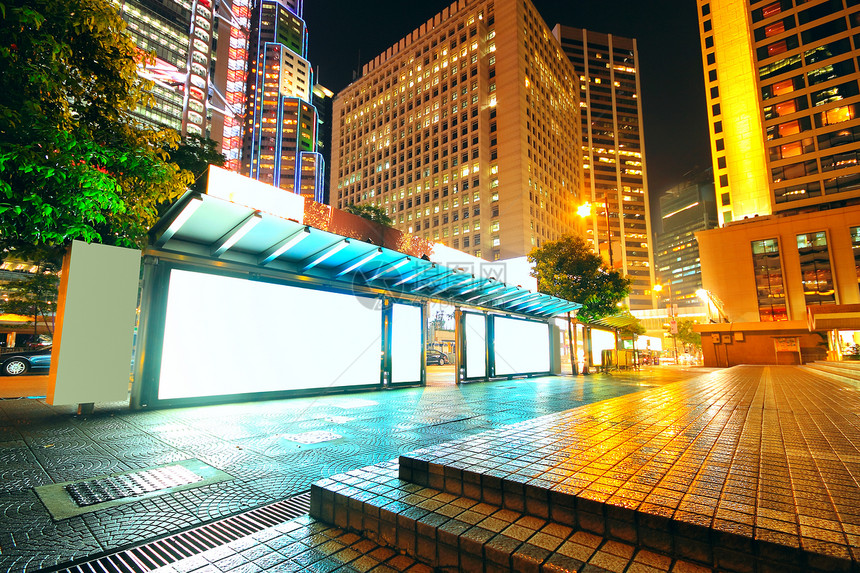 晚上公交车站上空白的广告牌街道城市控制板旅行运输海报商业人行道运动民众图片
