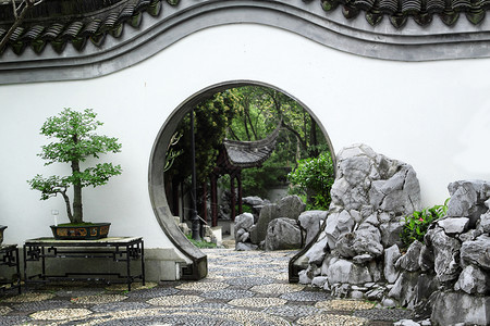 中国花园在香港的圆圈入口处绿色植物石头建筑植物历史性公园人行道冥想园林网关背景图片