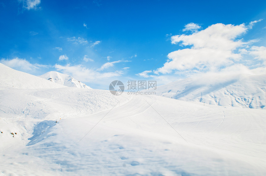 明亮的冬天天雪山太阳蓝色风景旅行山脉假期顶峰白色全景场景图片