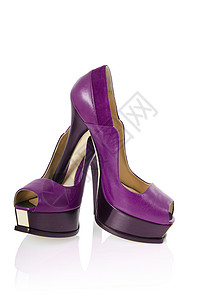 女性脱白妇女鞋紫色皮革白色女士齿轮凉鞋脚跟高跟鞋短剑背景图片