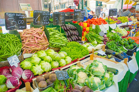 市场摊位上的水果和蔬菜饮食生产营养价格茄子杂货店土豆豆荚店铺杂货背景图片