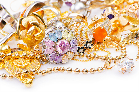 大量金首饰的收藏珠宝宏观配件珠子石头金属魅力挂坠盒戒指项链背景图片