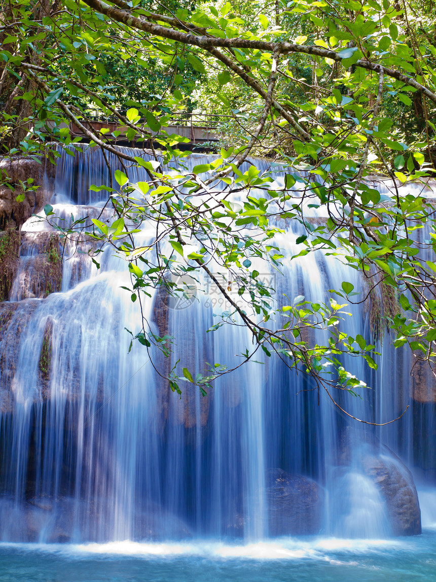 埃拉万瀑布公园岩石避难所叶子课程流动小溪石头路线吸引力图片