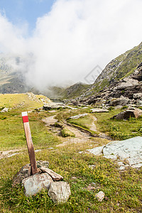 蒙维索意大利阿尔卑斯山上的路径符号旅行岩石小路高度绿色远足天空踪迹顶峰蓝色背景