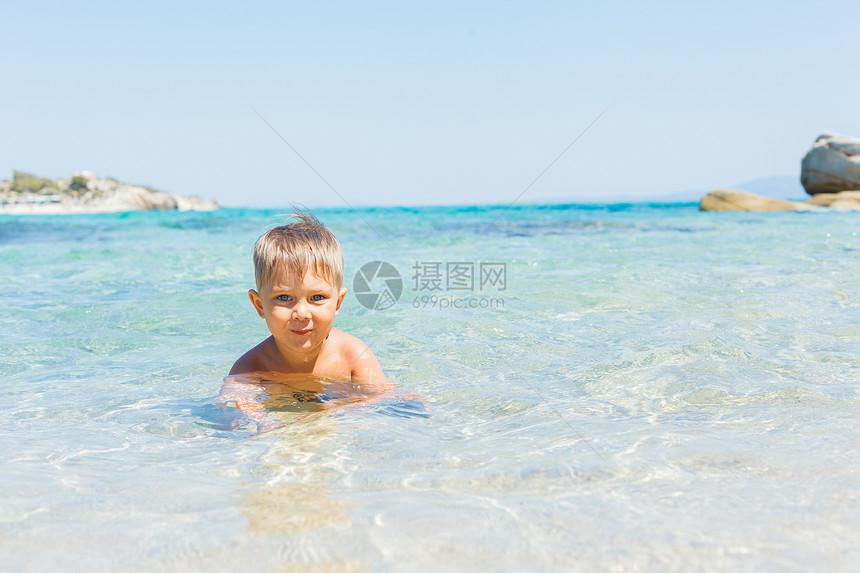 可爱的男孩在海上玩耍婴儿海岸海洋家庭孩子们假期孩子游泳微笑喜悦图片