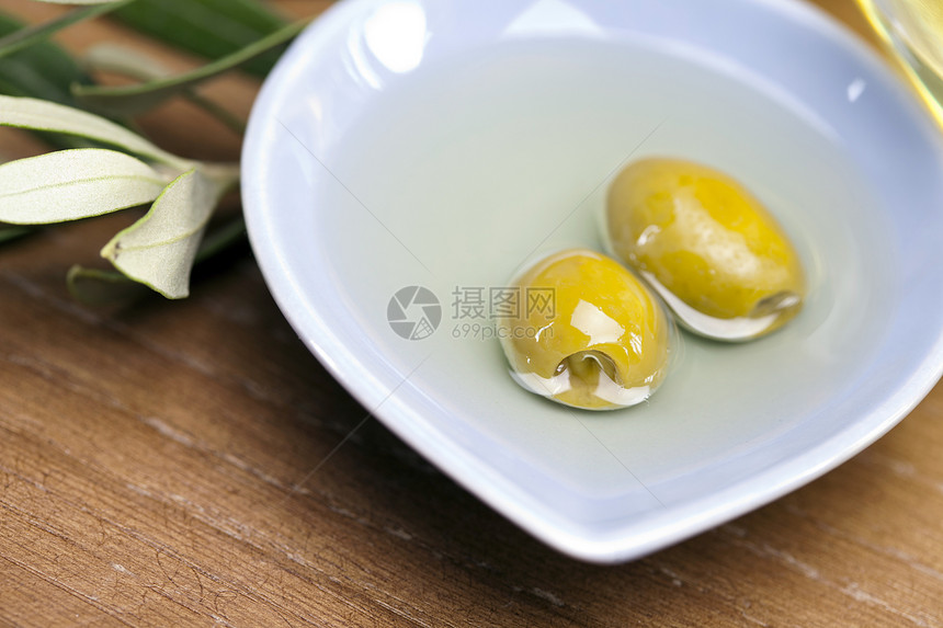 橄榄油和橄榄食物叶子黄色处女饮食植物绿色沙拉水果液体图片