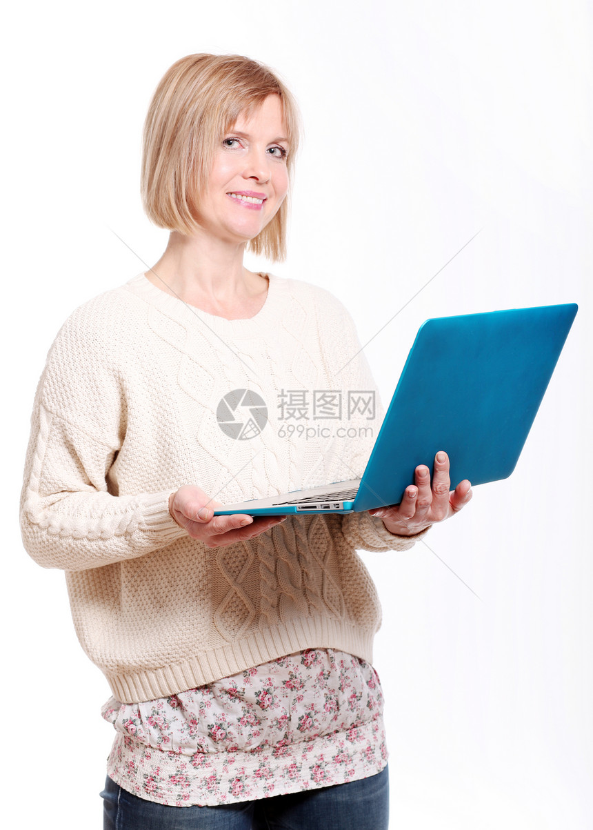 携带手提笔记本电脑的中年妇女图片