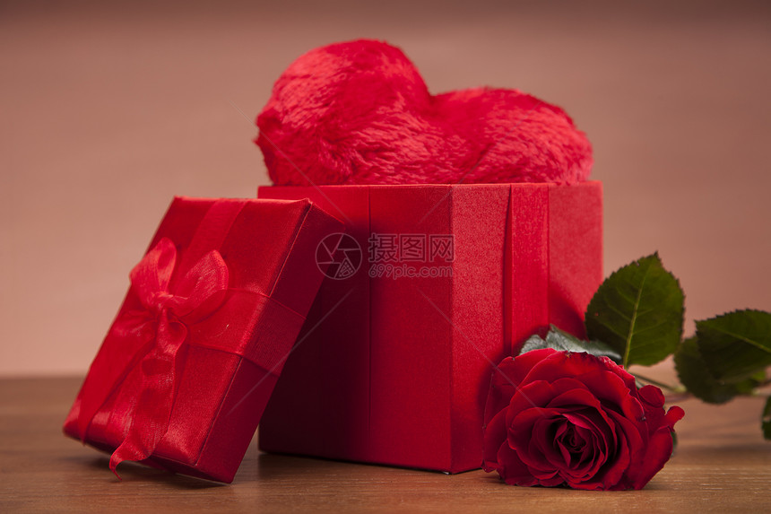 美丽的玫瑰和小提琴细绳艺术红色白色床单旋律音乐笔记礼物棕色图片
