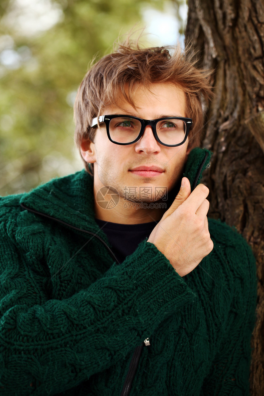 冷秋天在公园的帅哥幸福衣服男人学生快乐眼镜照片晴天青年季节图片
