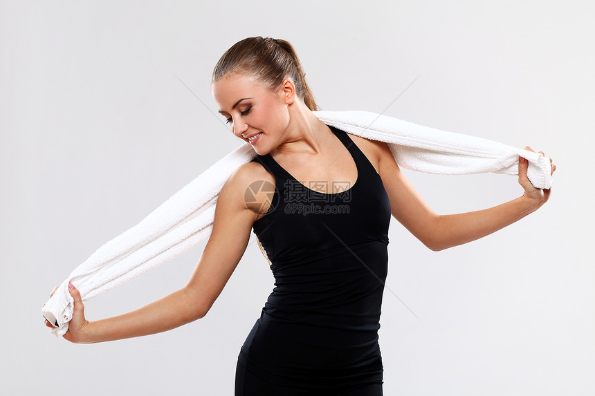 带着毛巾的美丽的黑发美女休息女性运动员运动身体福利女士青少年微笑活力图片