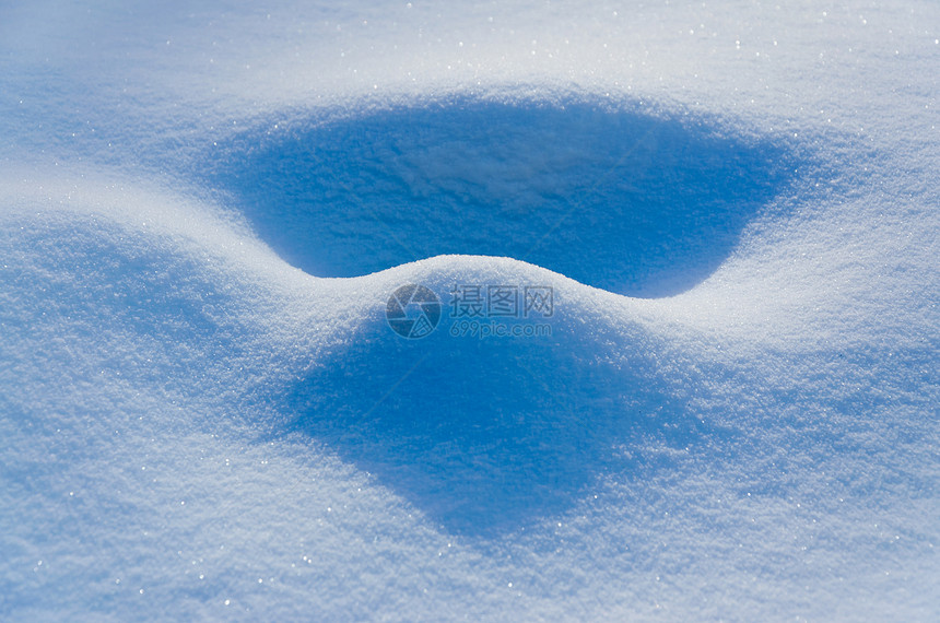 雪飘落 太阳最后的光芒气候蓝色雪花冻结雪堆天气森林阳光漂移水晶图片