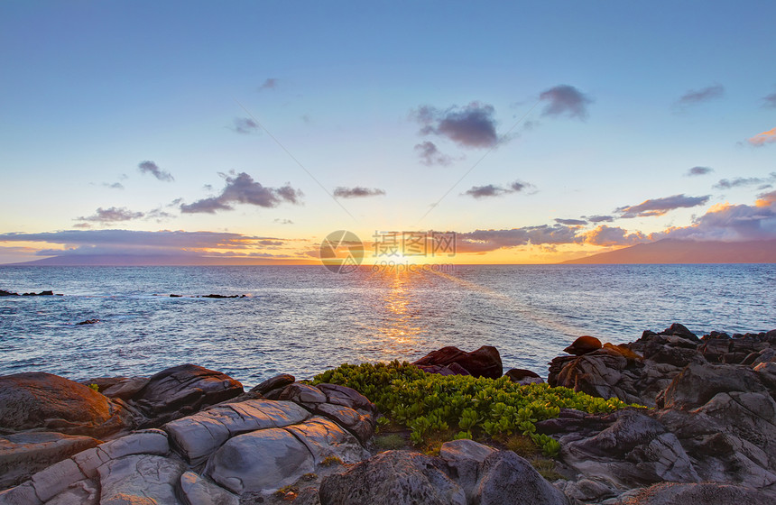 毛伊岛悬崖海岸与海洋接壤 夏威夷热带地平线岩石绿色假期天空风景黑色沿海蓝色图片