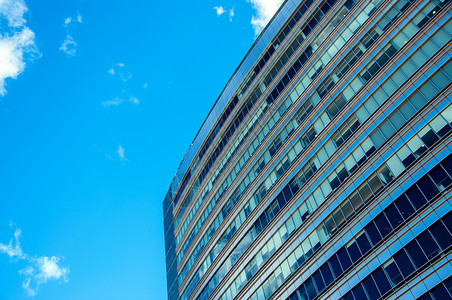 办公室大楼和蓝天空高清图片