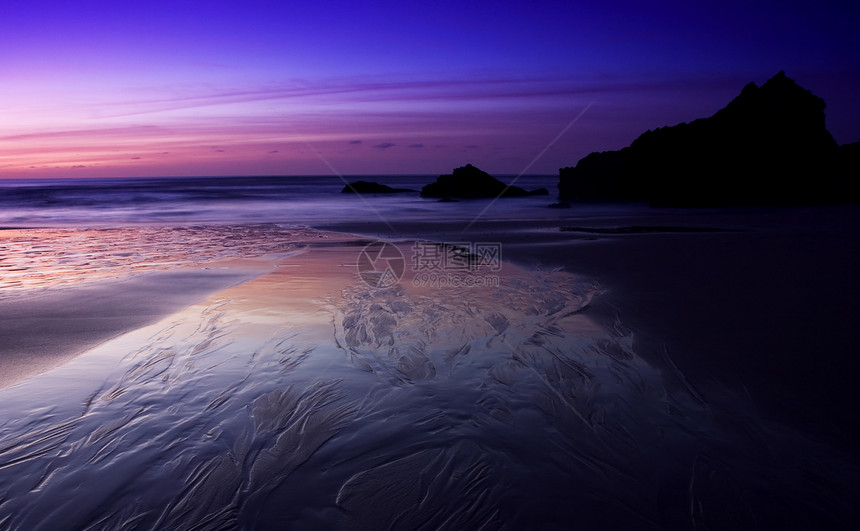 Bedruthan 台阶 康沃尔 日落海洋地标海滩岩石海岸线海浪支撑反射海岸石头图片