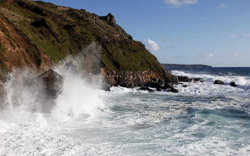 被海浪击打的渔船小屋石头地政海景支撑日落海洋地标岩石海岸线半岛图片