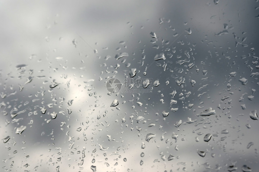 倾斜窗口玻璃上的雨滴反射气泡灰色水滴团体天气液体窗户图片
