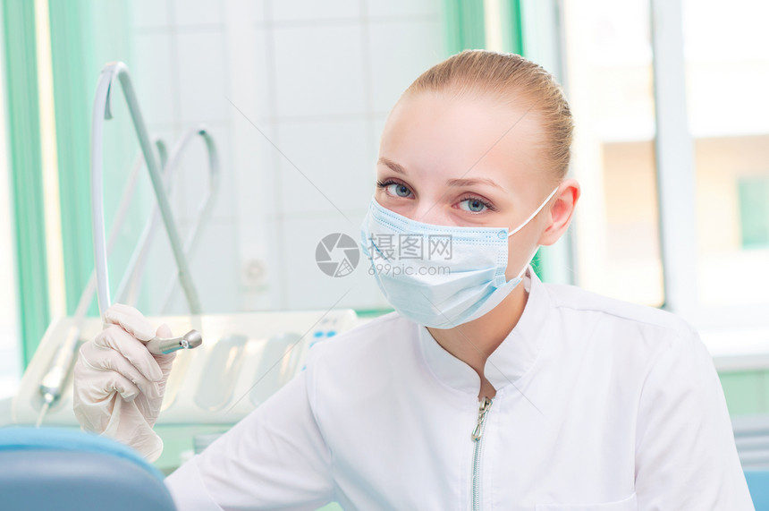 戴保护面罩的女牙医从业者卫生保健援助工人手术外科专家椅子面具图片