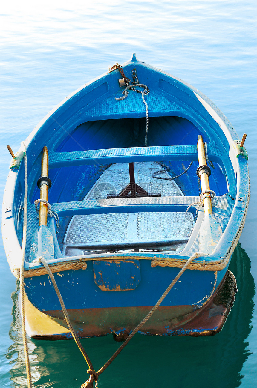 蓝划船导航气氛海洋木头反射海岸蓝色木船港口孤独图片
