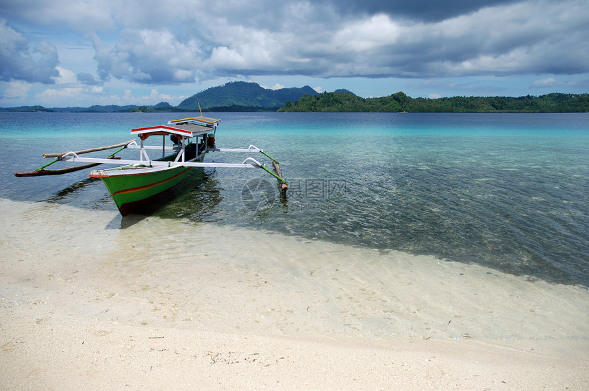 印度尼西亚在海滩上的船图片