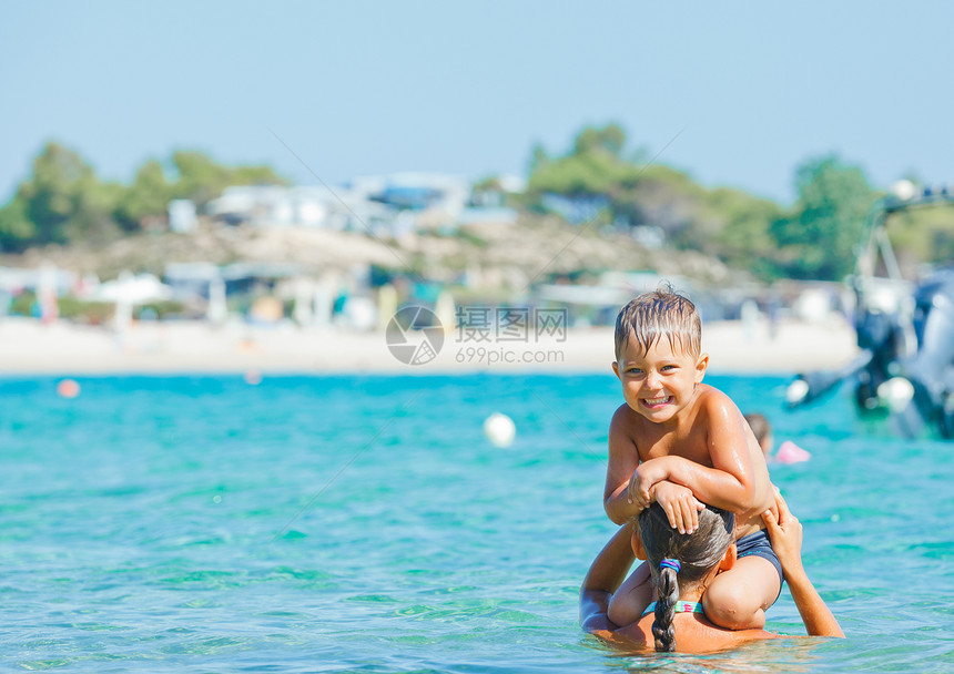 孩子们在海上玩游戏童年游泳青少年家庭海洋旅行姐姐闲暇幸福竞赛图片