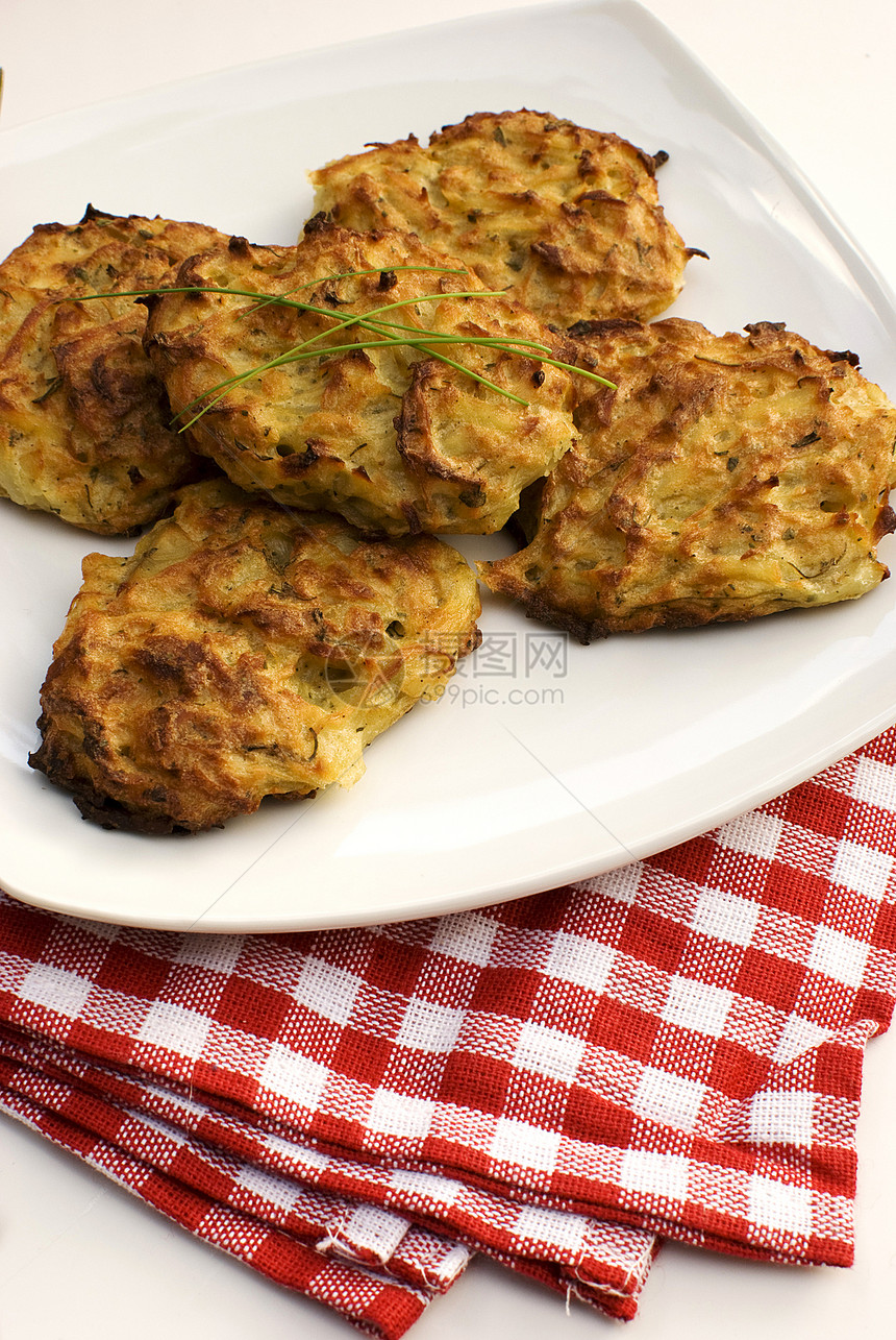 土豆煎饼乡村食物馅饼盘子服务餐巾蔬菜小吃织物白色图片