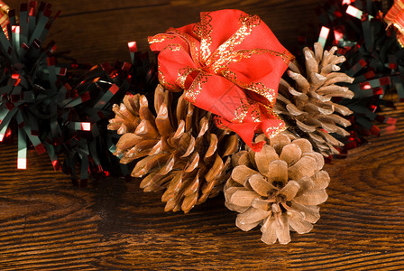 圣诞装饰详情水平花环装饰品松果花圈家常丝带手工静物红色背景图片