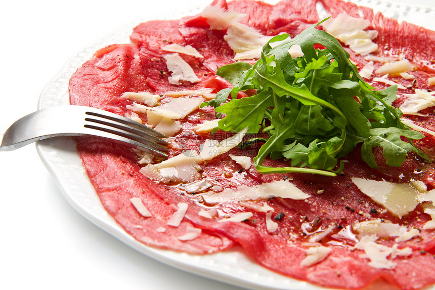 黄瓜上牛肉的焦肉小吃香料正方形食物宏观牛肉片美食沙拉胡椒营养图片