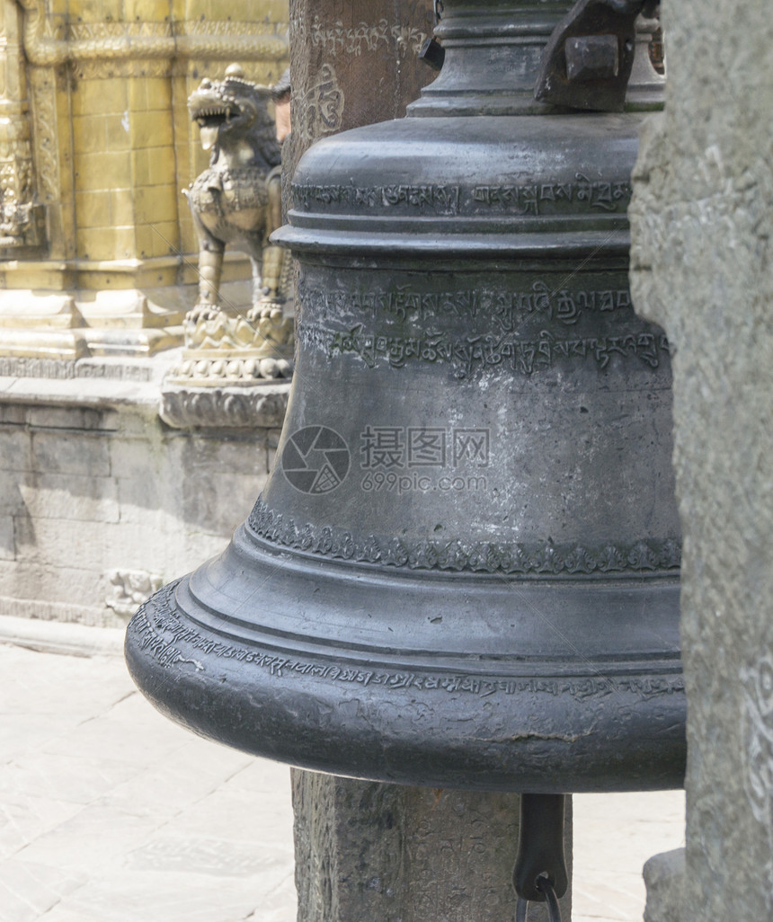 谷底的佛教寺庙中的金属钟图片
