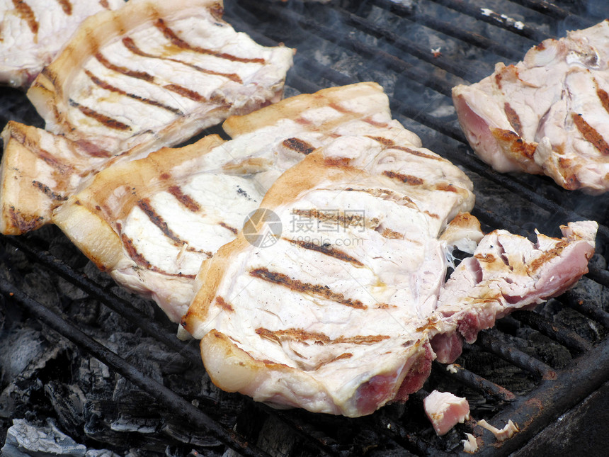 猪肉在烤架上绿色食物炙烤花园图片