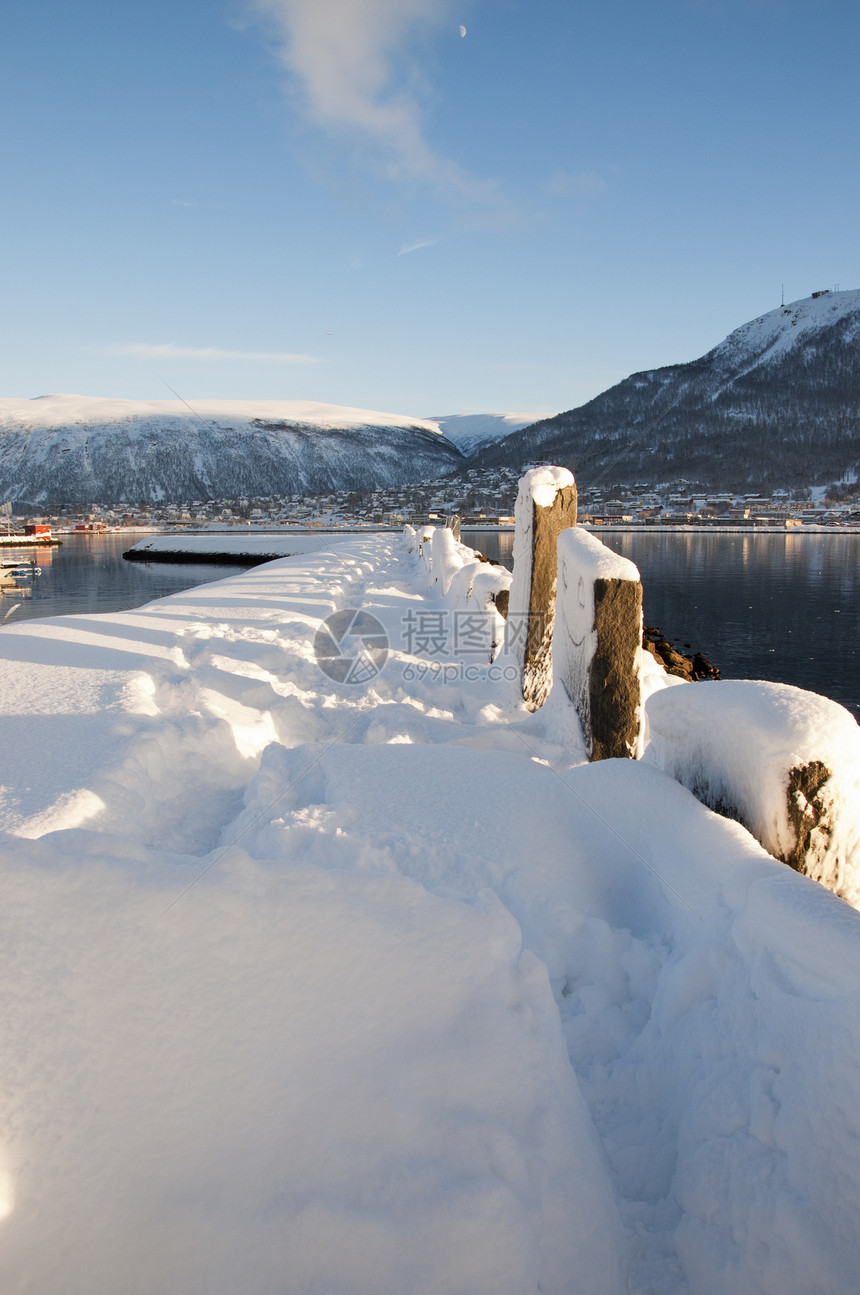 挪威特罗姆索(Tromso)的雪覆盖码头图片