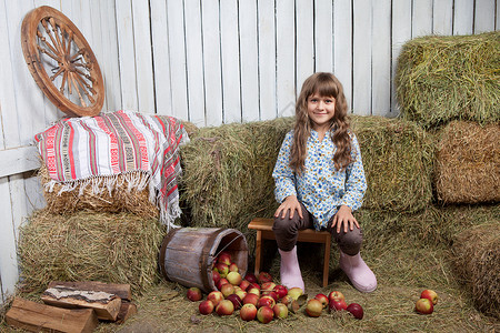 手绘草垛粮仓水桶附近的女孩村民的肖像 在干草地里有苹果凳子乡村收成草棚火焰农场草垛时间国家干草背景