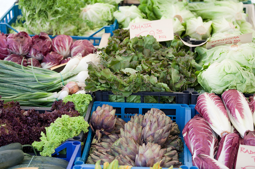 露天街头蔬菜市场新鲜素食绿菜塑料盒子美食青菜营养树叶街道宏观收成植物图片