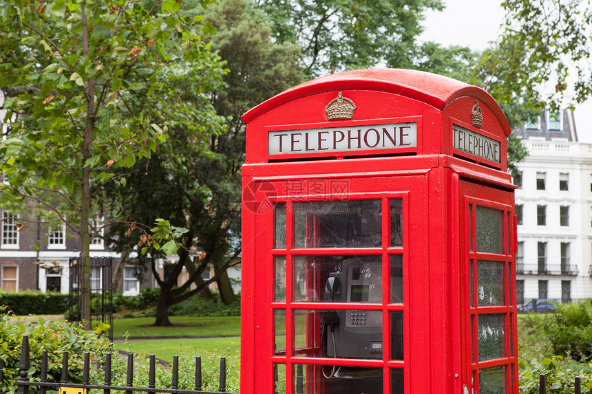伦敦符号红色电话盒居住区背景的红色电话盒摊位公园街道文化地标模拟沟通邻里民众首都图片