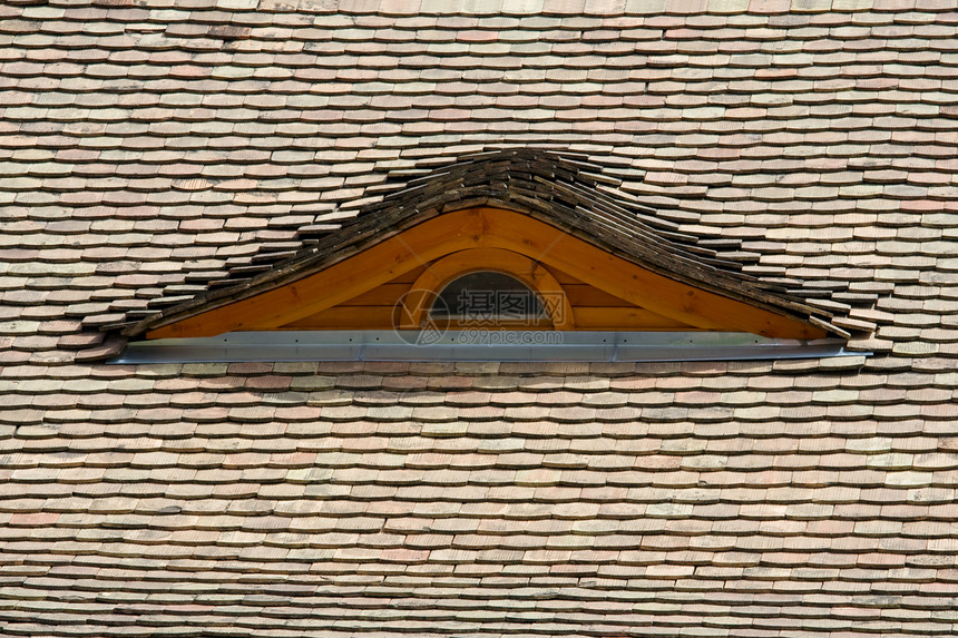 耕种屋顶的阁楼窗户图片