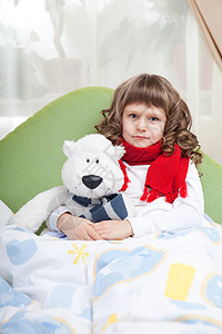 带熊孩子素材带着围巾的小生病女孩在床上拥抱玩具熊孩子童年后代玩具悬崖发烧流感儿科毯子金发背景