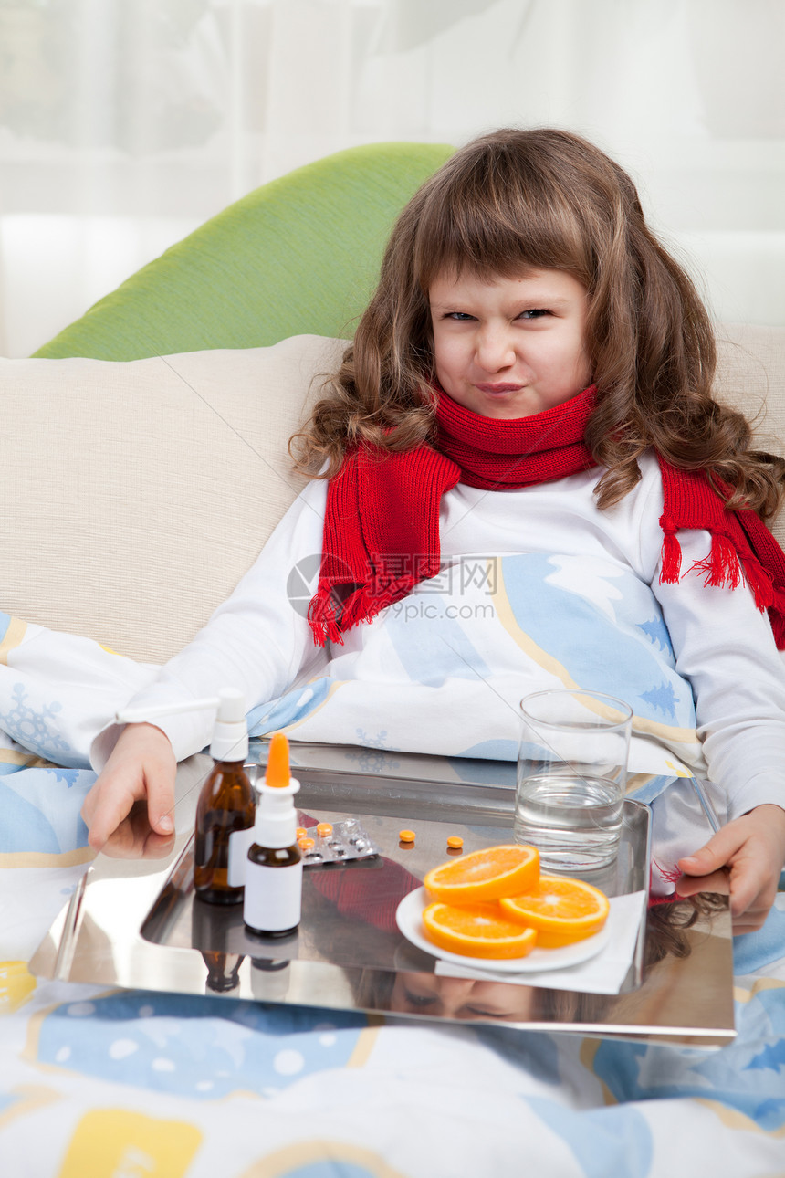有围巾在床上的小生病女孩 正在吃药孩子女孩流感金发发烧毯子后代幼儿园药品橙子图片