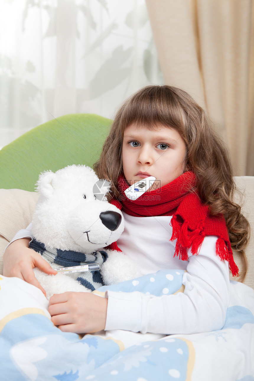 带温度计的小生病女孩在床上拥抱玩具熊流感医生悲伤后代女儿疾病儿科病人童年玩具图片