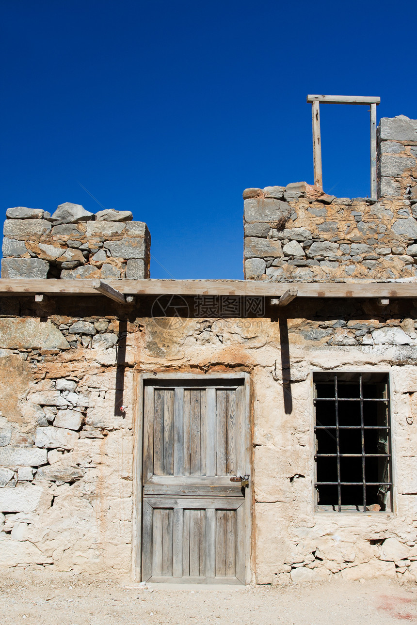 旧地中海风格的图画片 抛弃了偏斜的锈铁板挂锁废墟城市历史天空古董场景建筑房子窗户图片