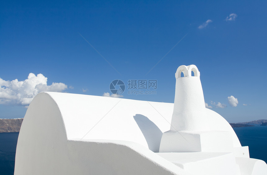 传统白色希腊屋顶岛的烟囱图片