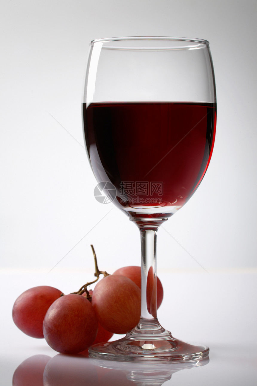 葡萄和红酒桌子白色绿色酒精奢华食物红色团体酒杯玻璃图片