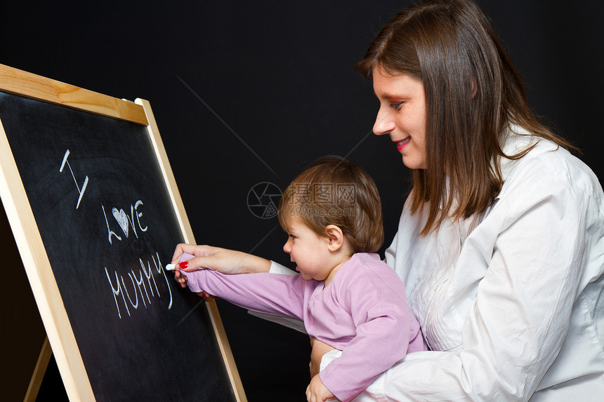 母亲和小女儿写在黑板上父母写作家庭绘画金发女性素描成人白色教学图片