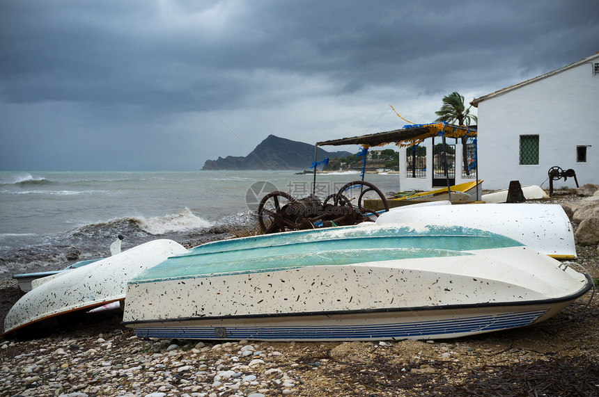 暴风天气雷雨波浪海岸线海岸海滩灾难海洋渔船戏剧性云景图片