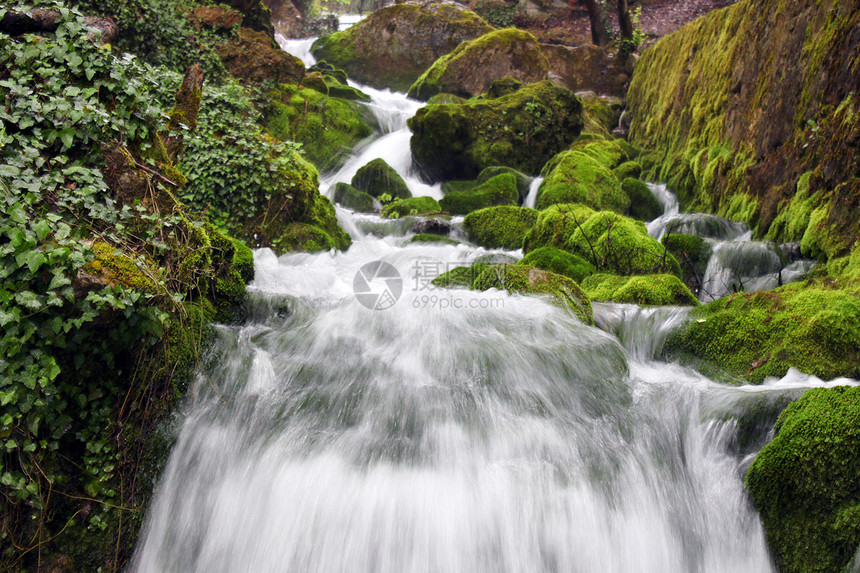 水瀑爬坡石头自然森林白内障绿色扫帚瀑布图片