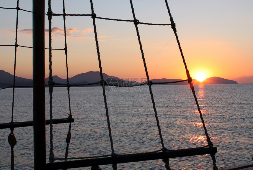 日出桅杆工艺海岸航海航行风景太阳旅行索具血管图片