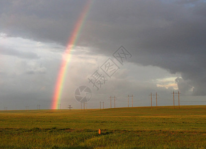 彩虹天气草地农村自然下雨场地天空爬坡多云背景图片