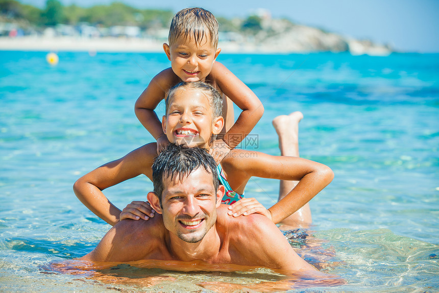 家庭在海上玩游戏闲暇假期男人幸福女性女孩父亲青少年快乐文化图片
