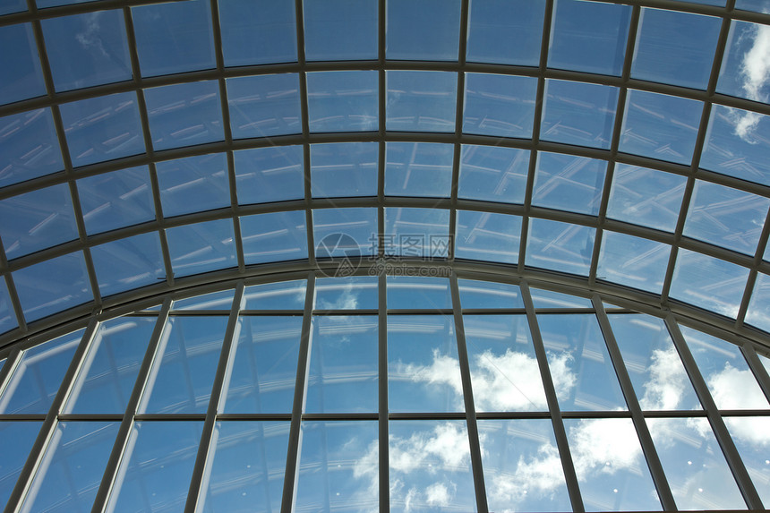 通过窗口的窗口框架蓝色建筑学建筑建造自然光窗户中庭天空天花板图片